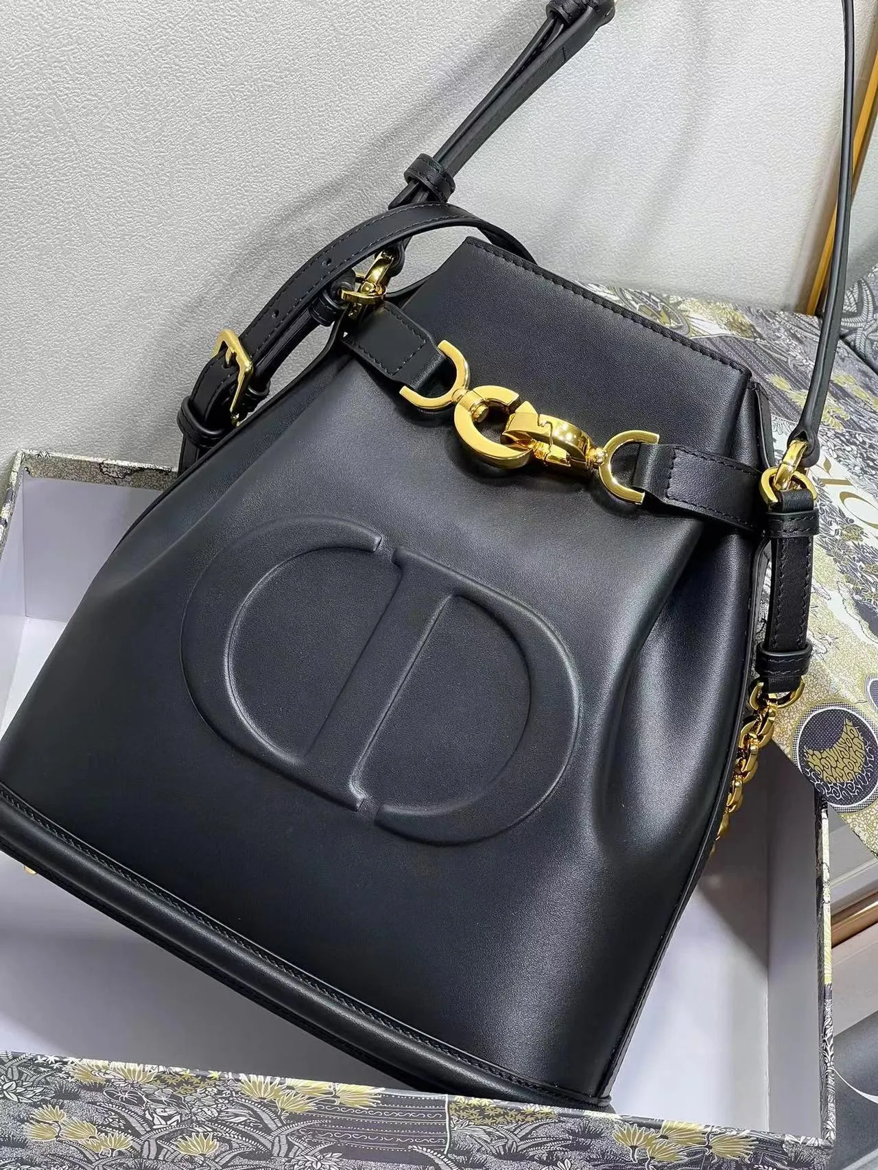 DR341 Medium C'est Dior Bag / 9.5 x 10 x 4 inches