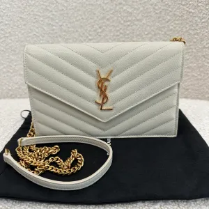 SAINT LAURENT CASSANDRE ENVELOPE CHAIN WALLET IN GRAIN DE POUDRE LEATHER