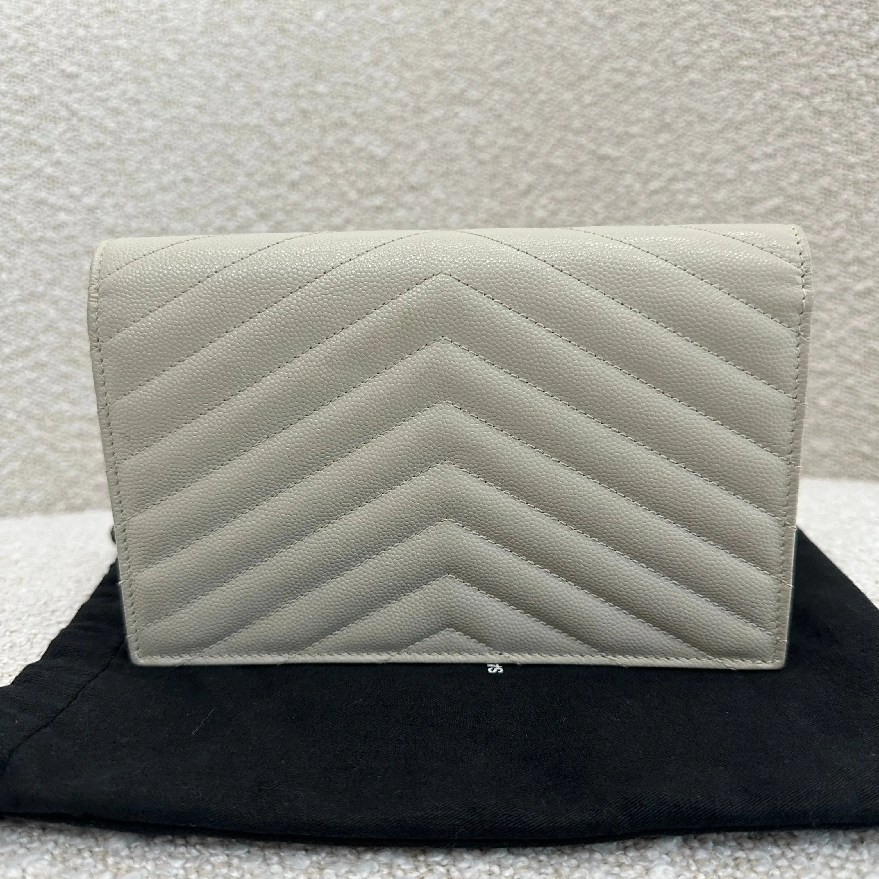 SAINT LAURENT CASSANDRE ENVELOPE CHAIN WALLET IN GRAIN DE POUDRE LEATHER