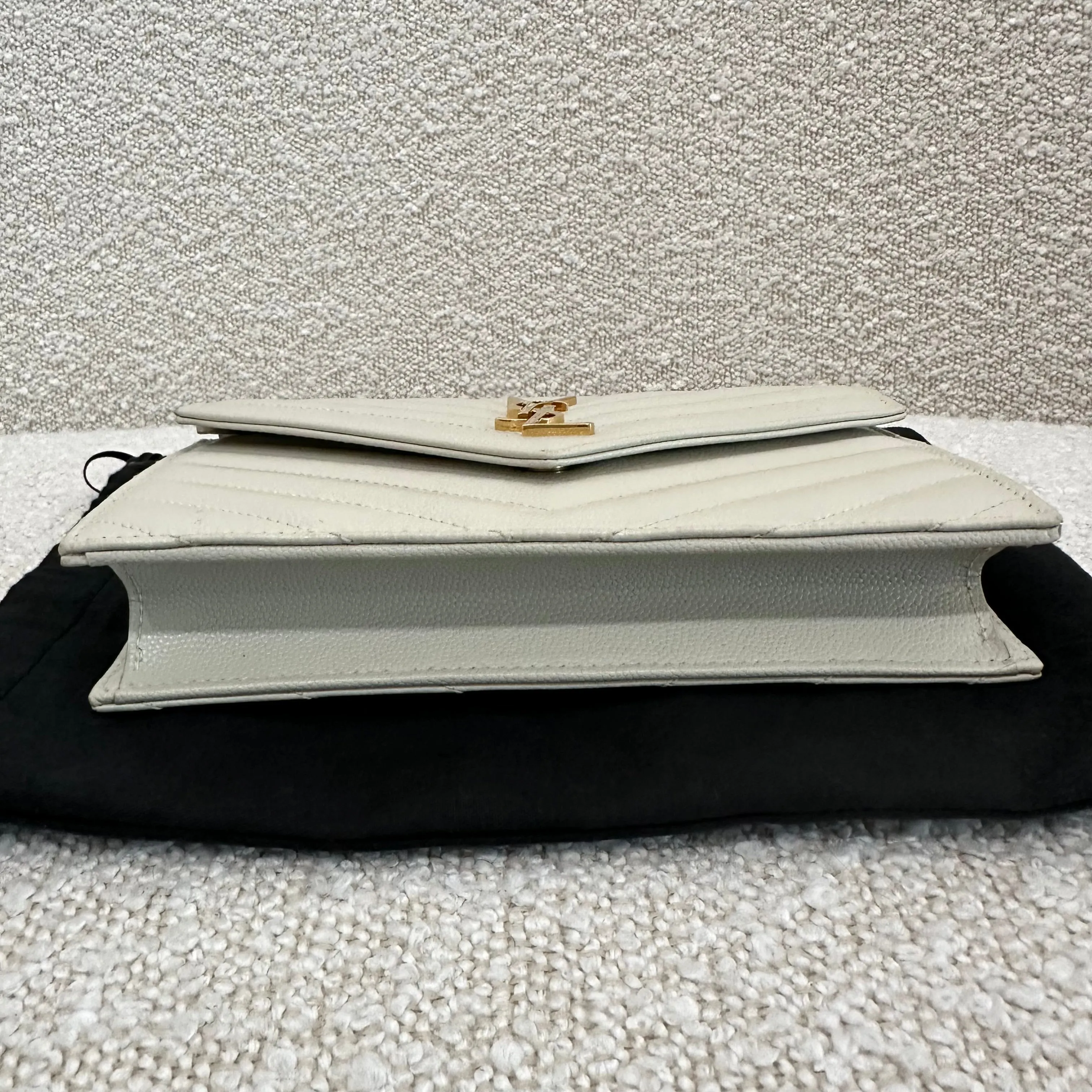 SAINT LAURENT CASSANDRE ENVELOPE CHAIN WALLET IN GRAIN DE POUDRE LEATHER