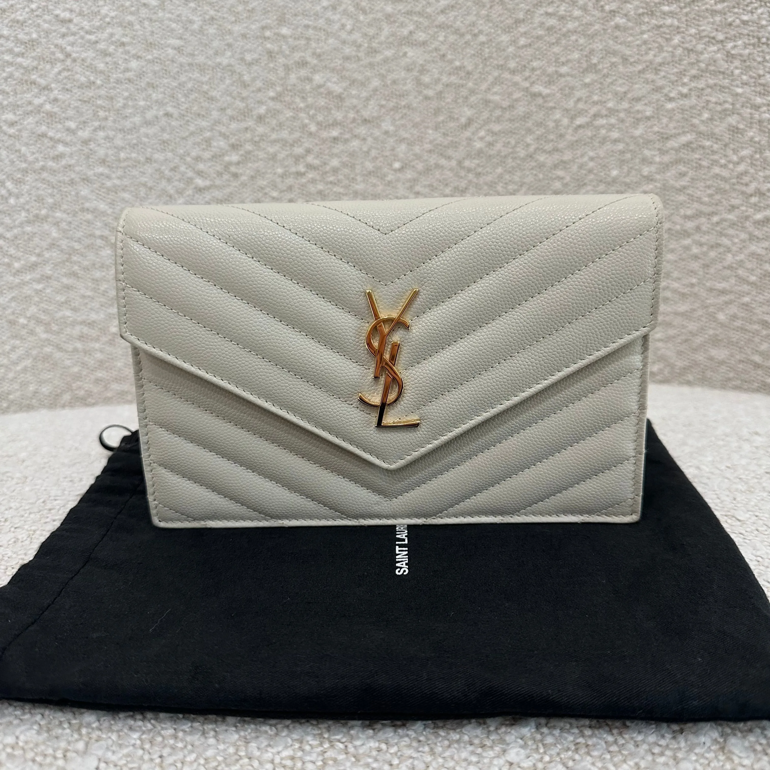 SAINT LAURENT CASSANDRE ENVELOPE CHAIN WALLET IN GRAIN DE POUDRE LEATHER