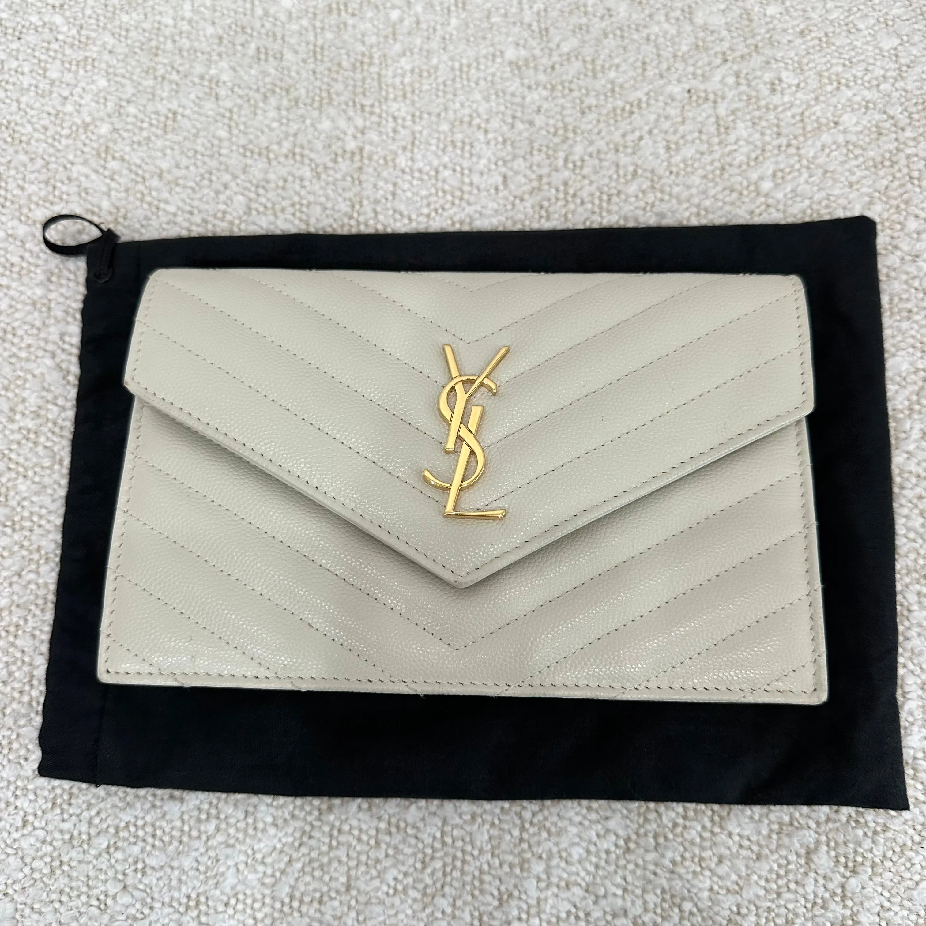 SAINT LAURENT CASSANDRE ENVELOPE CHAIN WALLET IN GRAIN DE POUDRE LEATHER