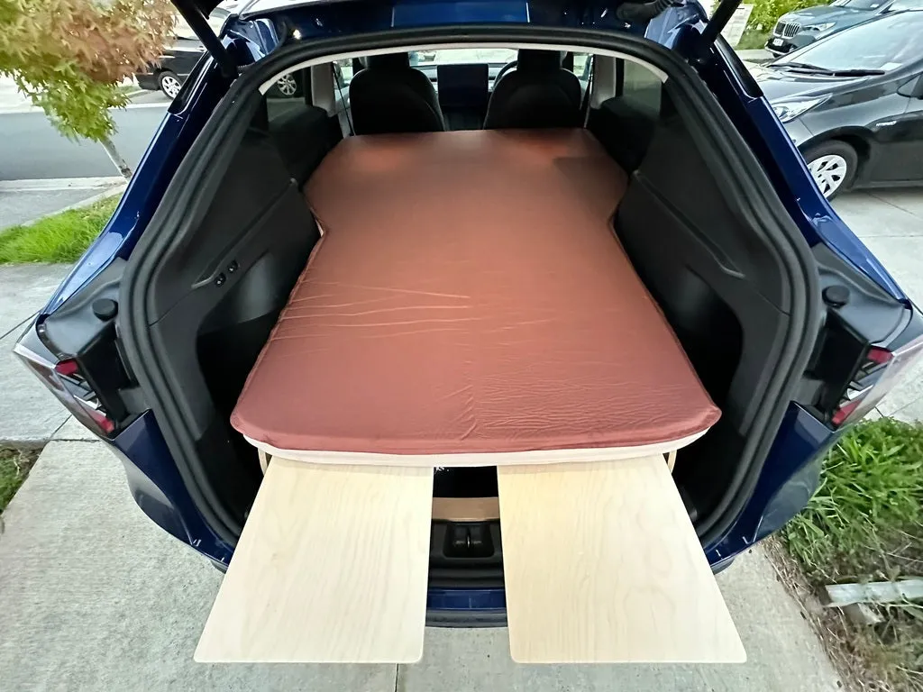Self-inflating foam mattress