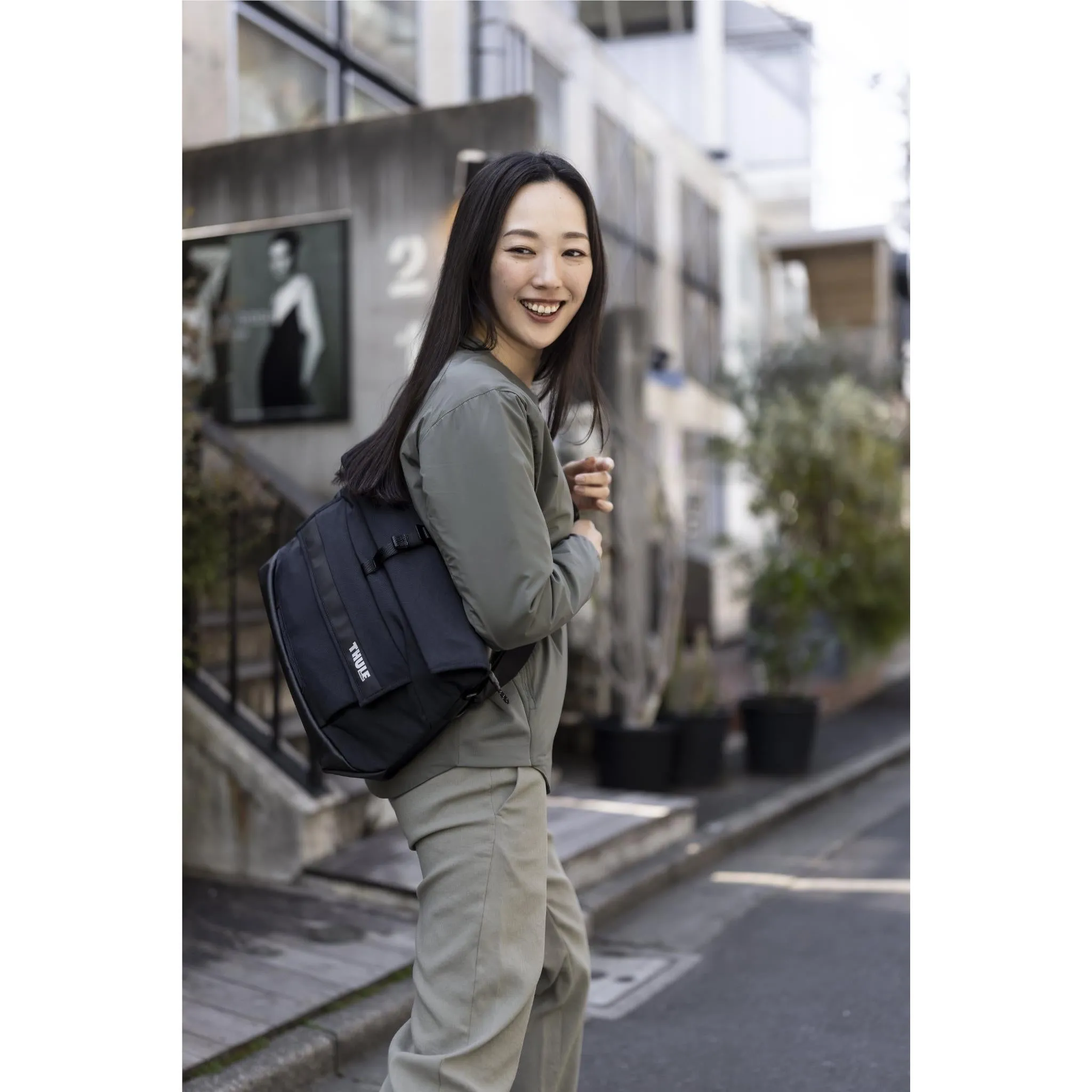 Thule Paramount 14” Macbook Laptop Crossbody Bag (Black)